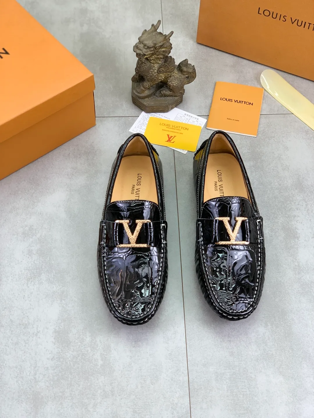 Men's men's shoes 💰P360💰【New style】🆘 🔥🆕【Louis Vuitton】LV Hong Kong high-quality beanie shoes. Loaf style for lazy people. This fabric is made of 🇮🇹 imported Italian first-layer cowhide➕full first-layer pigskin lining. The lining is more high-end. The original non-slip and wear-resistant rubber outsole is the only choice for driving. Size: 38-45. 4️⃣colors available.